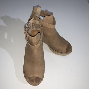 UGG Shoes Womens 9.5 Jolina Tan Wedge Sandals Espadrille  Ankle Zip 1010994